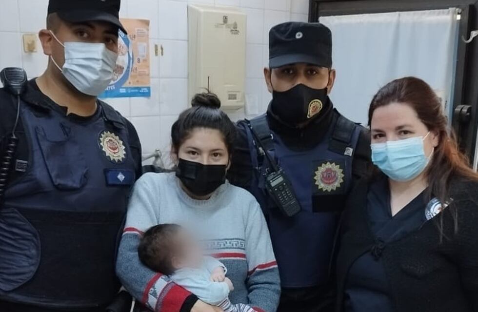Córdoba: un bebé se ahogó en el transporte urbano pero el chofer actuó rápido y policías lo salvaron