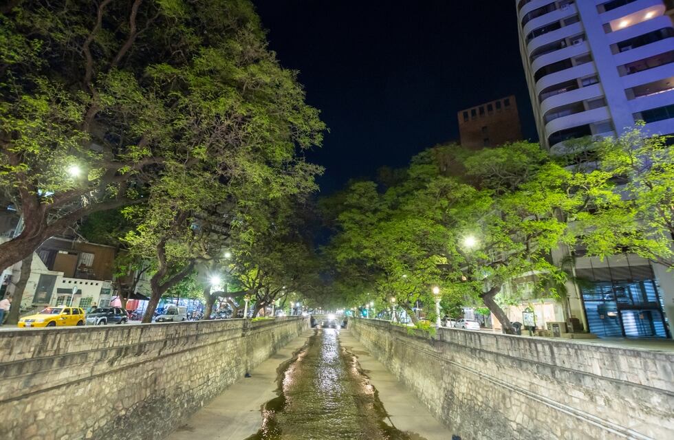 Un hombre cayó de casi cuatro metros de altura: el video del operativo de rescate en La Cañada