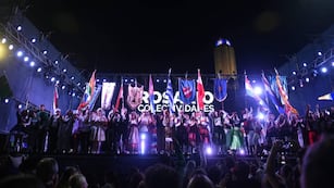 Embajadores de decenas de países coparon el escenario mayor para la despedida.