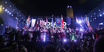 Embajadores de decenas de países coparon el escenario mayor para la despedida.