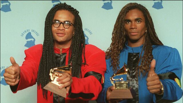 Fabrice Morvan y Rob Pilatus de Milli Vanilli luego de recibir el Grammy en 1990.