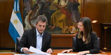 Sergio Massa junto con la titular del ANSES, Fernanda Raverta.