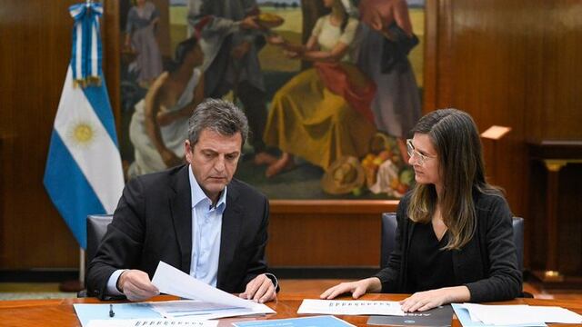 Sergio Massa junto con la titular del ANSES, Fernanda Raverta.