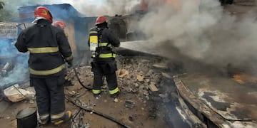 Bomberos y un nuevo incendio desatado este sábado en Córdoba. (Prensa Policía Córdoba)