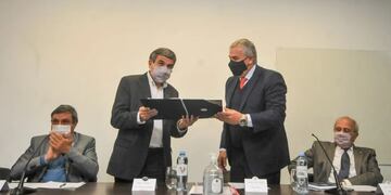 El gobernador Morales y el ministro de Ciencia, Tecnología e Innovación de la Nación, Roberto Salvarezza, presidieron el acto en el que se incorporó la Comisión Nacional de Energía Atómica al Instituto de Datación y Arqueometria, ubicado en Palpalá.