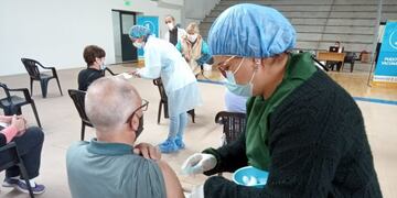 Nueva jornada de vacunación contra el Covid-19, este martes en el Estadio Arena de Carlos Paz.