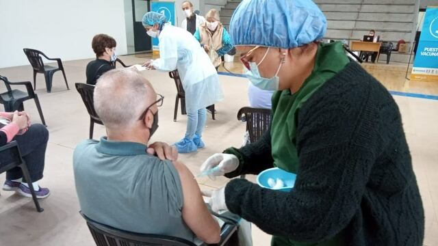 Nueva jornada de vacunación contra el Covid-19, este martes en el Estadio Arena de Carlos Paz.