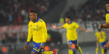 Sebastián Villa celebra su gol, en el 1-0 de Boca sobre River, en el Monumental. (Clarín)