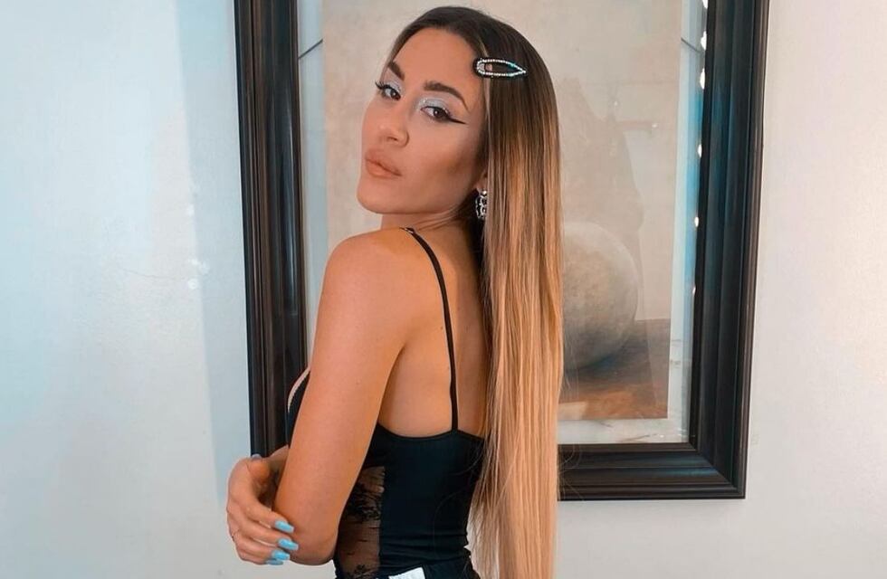 Jimena Barón posó de espaldas, en topless y colaless, al borde de la censura