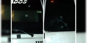 Los tres asaltantes armados dispararon contra el camión para que este se detenga.