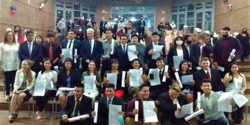 Los treinta nuevos profesionales posaron con sus diplomas, junto a las autoridades universitarias.