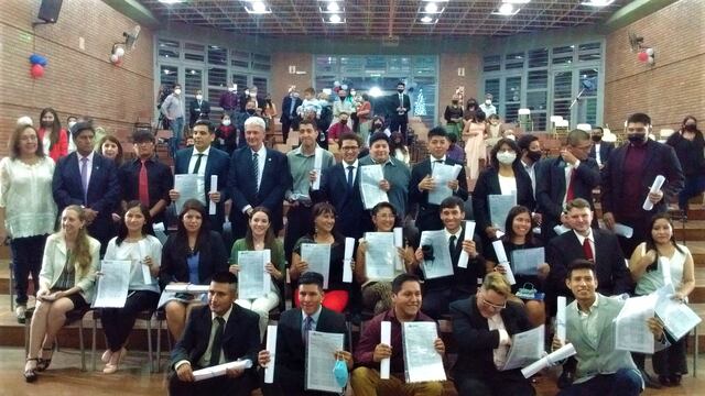 Los treinta nuevos profesionales posaron con sus diplomas, junto a las autoridades universitarias.