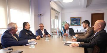 El gobernador de la provincia, Raúl Jalil informó que tuvo "una reunión muy productiva con el secretario de Obras Públicas de Nación, Luis Enrique Giovine, el administrador de Vialidad Nacional, Raúl Edgardo Bertola y el director de ENOHSA, Bartolomé Heredia