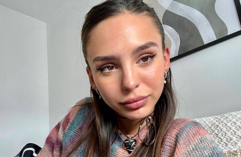 Juanita Tinelli se sacó la parte de arriba de la bikini y disfrutó bajo el sol en la playa