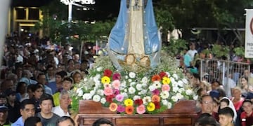 Fieles en procesión con la Virgen del Valle