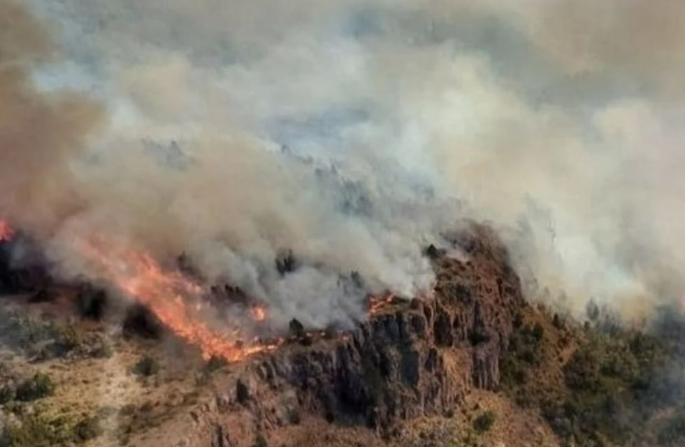 El fuego no da tregua en Los Alerces: hay más de 1.000 hectáreas afectadas y 10 casas destruidas