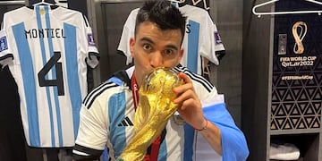 El Huevo Acuña con la Copa del Mundial 2022.