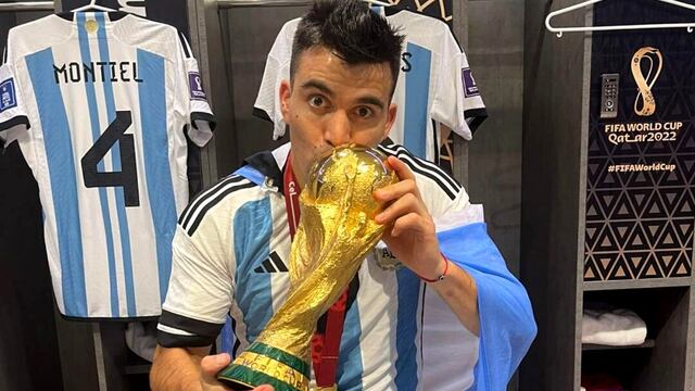 El Huevo Acuña con la Copa del Mundial 2022.