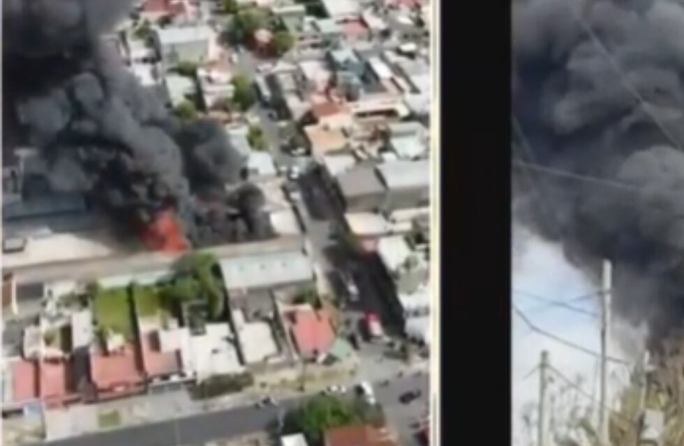 Impresionante incendio en una fábrica de La Tablada
