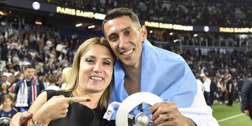 El zurdo se despidió de París Saint-Germain (PSG) acompañado por su esposa Jorgelina Cardoso y sus hijas.