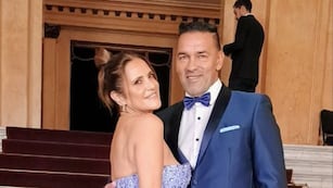 La pareja posó en la alfombra roja del Teatro Colón a principios de junio.