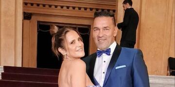 La pareja posó en la alfombra roja del Teatro Colón a principios de junio.