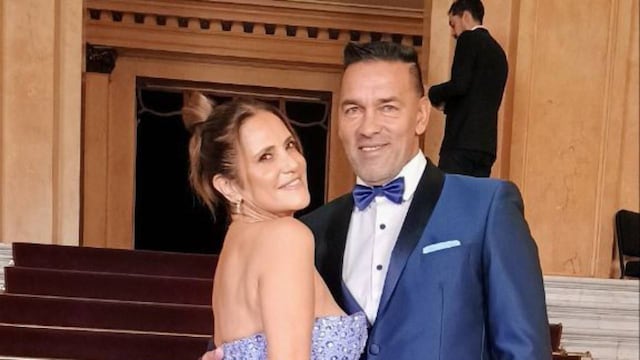 La pareja posó en la alfombra roja del Teatro Colón a principios de junio.