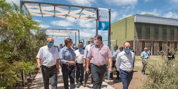 El gobernador Rodolfo Suárez, el vicegobernador Mario Abed, el intendente de San Martín, Raúl Rufel junto a otras autoridades, recorren el Parque Tecnológico del Este. Gentileza Gobierno de Mendoza.