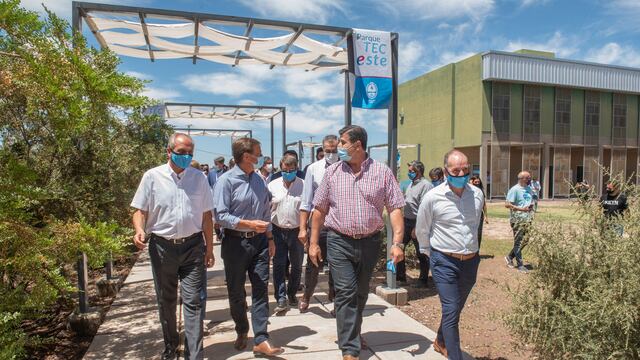 El gobernador Rodolfo Suárez, el vicegobernador Mario Abed, el intendente de San Martín, Raúl Rufel junto a otras autoridades, recorren el Parque Tecnológico del Este. Gentileza Gobierno de Mendoza.