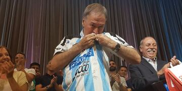 Como en 2017, cuando Racing subió al Federal A, el gobernador Schiaretti se puso la camiseta (Archivo La Voz).