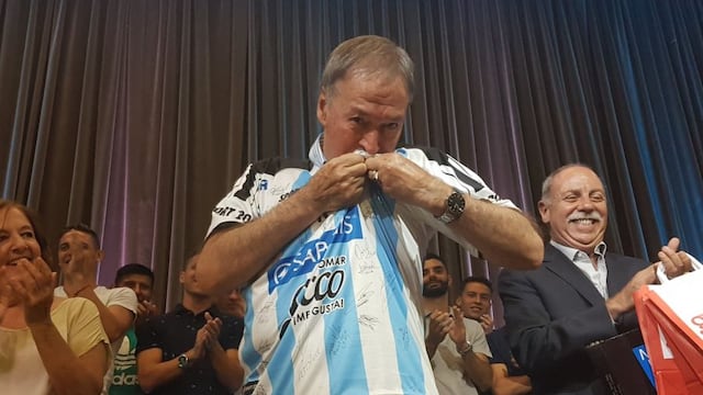 Como en 2017, cuando Racing subió al Federal A, el gobernador Schiaretti se puso la camiseta (Archivo La Voz).