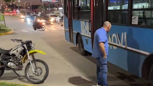 El chofer del ómnibus de la línea 120 se quedó en el lugar para ayudar al otro conductor.