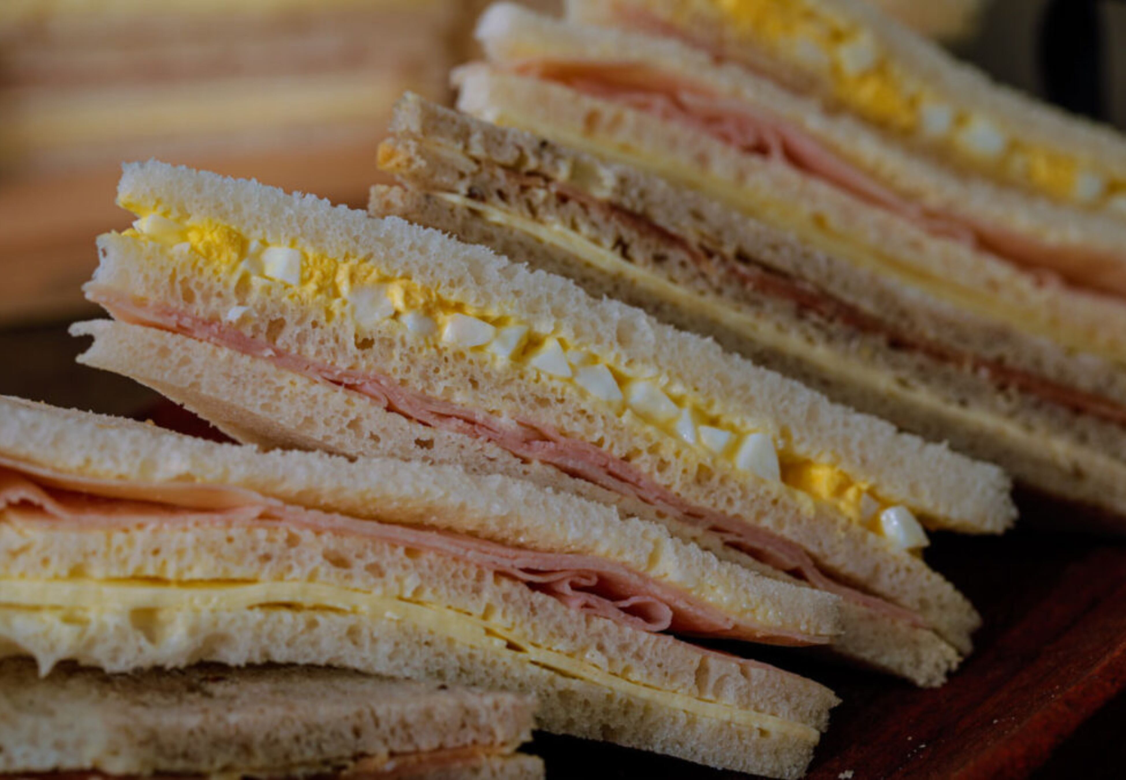 Los sándwiches de miga son una de las entradas que no pueden faltar en las Fiestas.