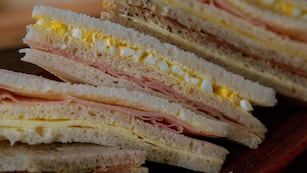 Los sándwiches de miga son una de las entradas que no pueden faltar en las Fiestas.