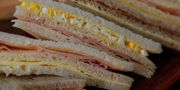 Los sándwiches de miga son una de las entradas que no pueden faltar en las Fiestas.