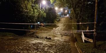 Debido a las intensas lluvias colapsó un puente en Oberá.