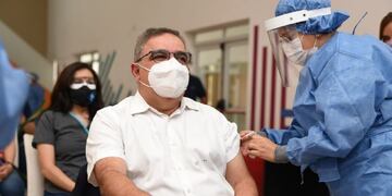 EL gobernador Raúl Jalil entre los primeros en recibir la vacuna rusa en Catamarca.