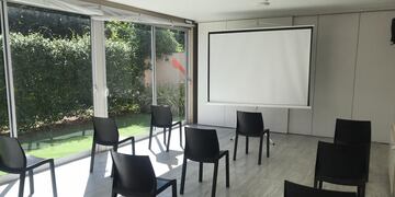 Pueden encontrarse espacios en la periferia de la Ciudad, como el Complejo Forza en Villa Elisa.