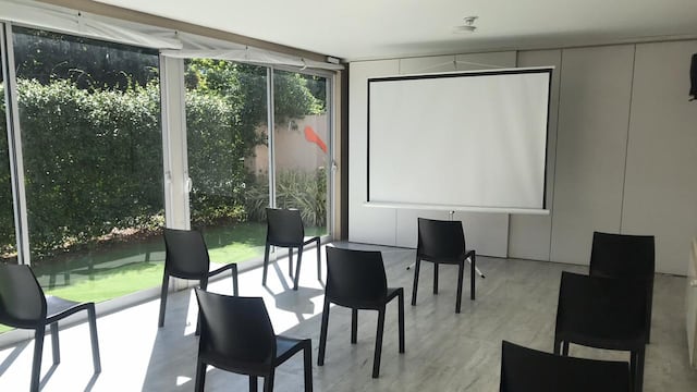 Pueden encontrarse espacios en la periferia de la Ciudad, como el Complejo Forza en Villa Elisa.