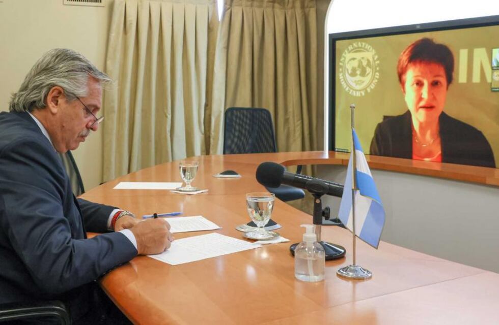 Un sector del oficialismo pide suspender los pagos al FMI y al Club de París