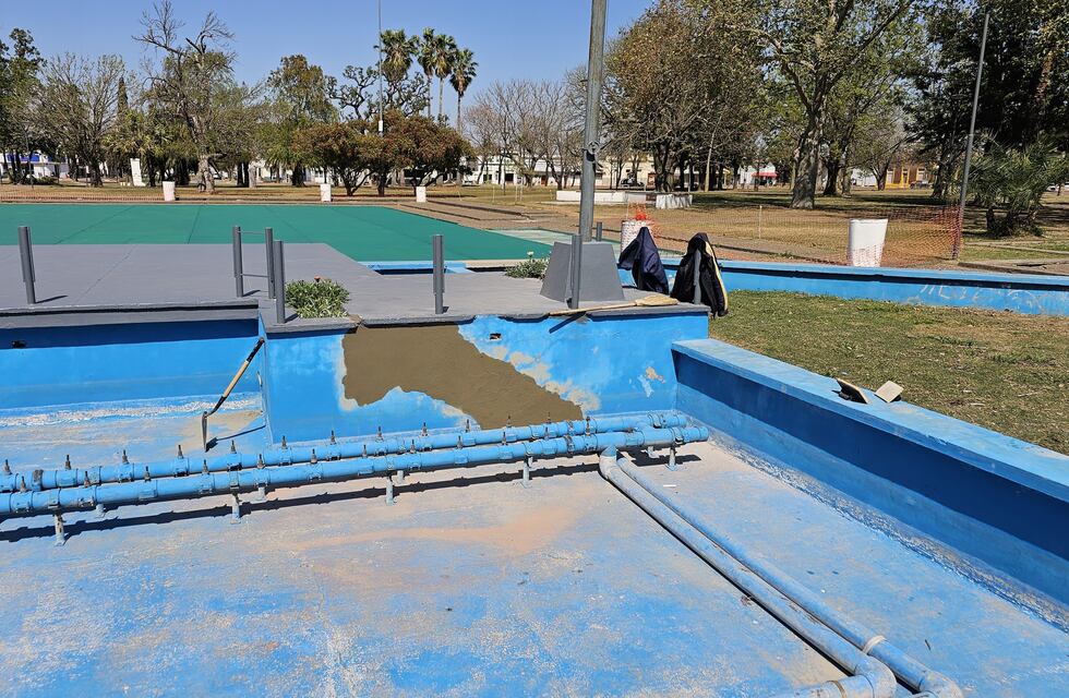 Trabajos de mantenimiento en la Plaza 25 de mayo