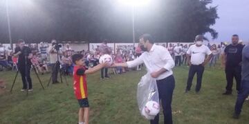 El gobernador estuvo en Santo Pipó y participó del encendido de luces del club Sporting.