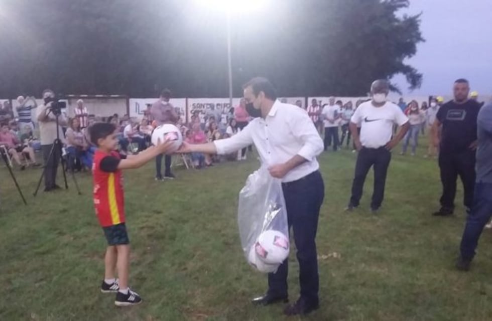 El gobernador estuvo en Santo Pipó y participó del encendido de luces del club Sporting