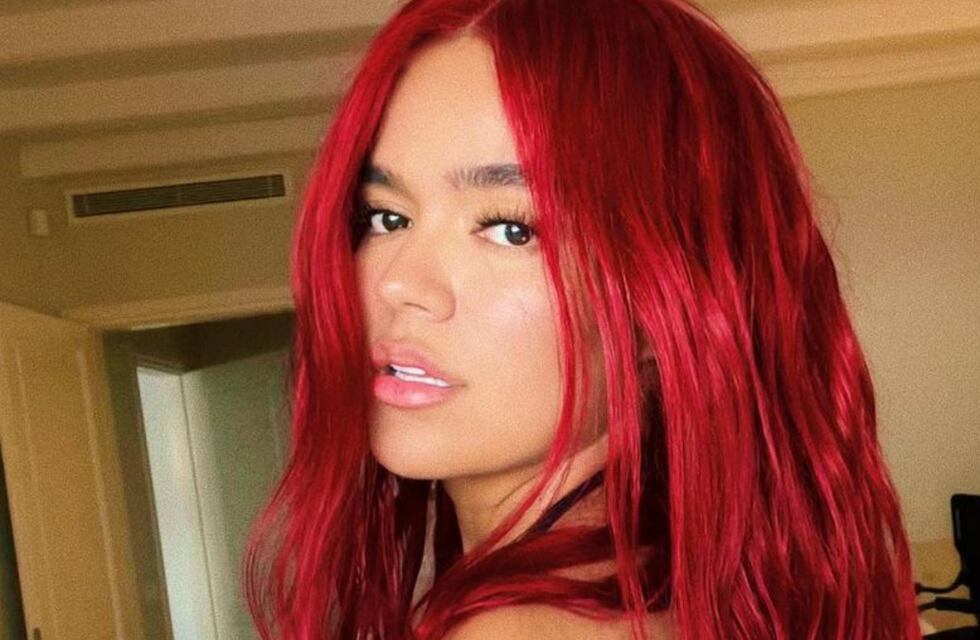 Karol G enamoró a sus fanáticos al lucir un disfraz de gatúbela rojo para Halloween: “Ya estoy elevá”
