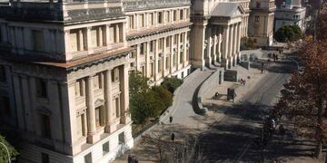 Tribunales. La sede histórica de la Justicia provincial, frente a la plaza de la Intendencia, en Córdoba.