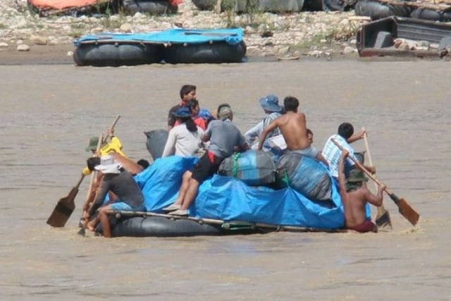 Gomón cruzando el río Bermejo