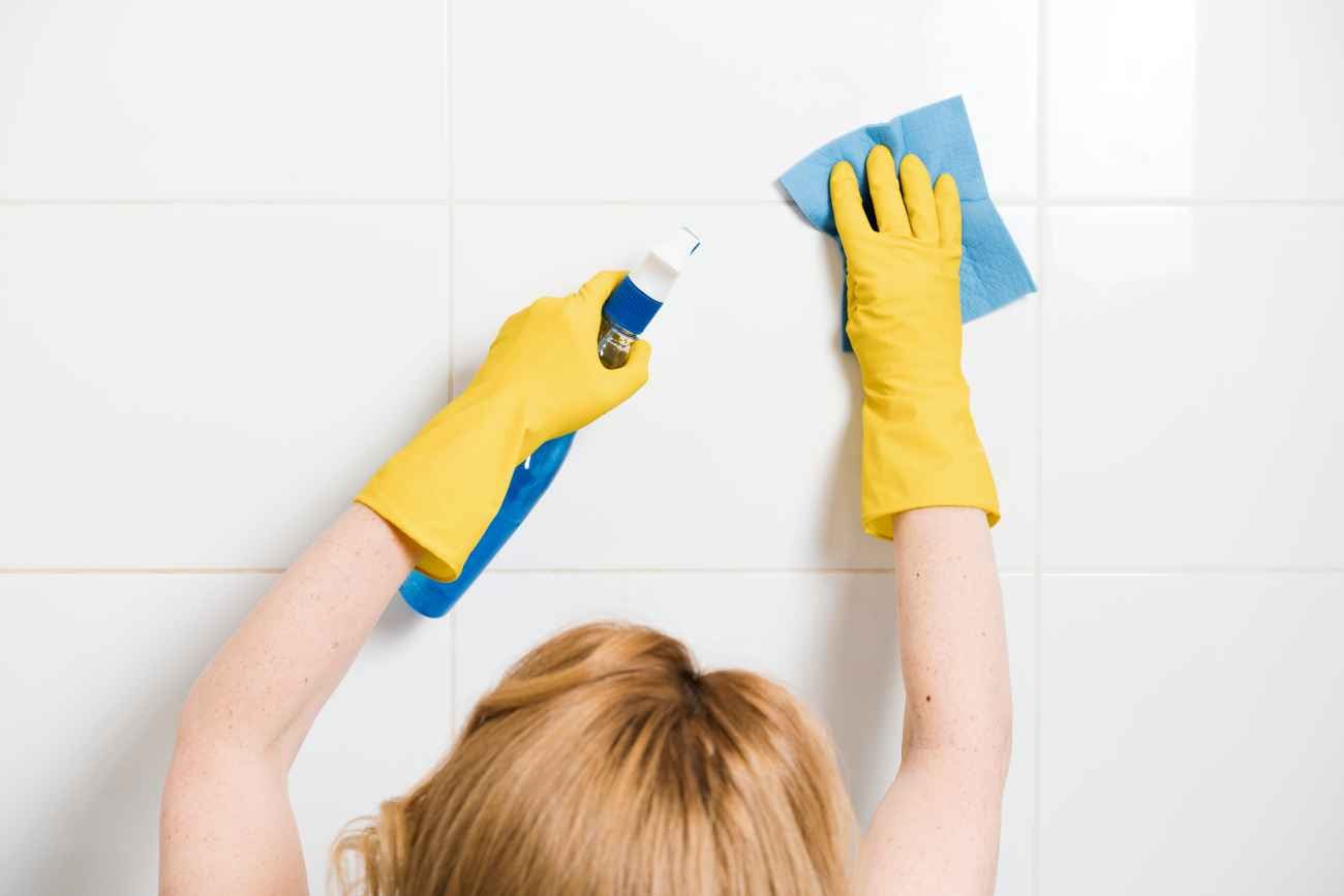 Las juntas de los azulejos, especialmente en baños y cocinas, son uno de los rincones del hogar más vulnerables al desgaste y a la suciedad. (Freepik)