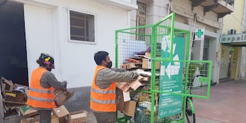 Usan bicicletas eléctricas para buscar basura en el centro rafaelino