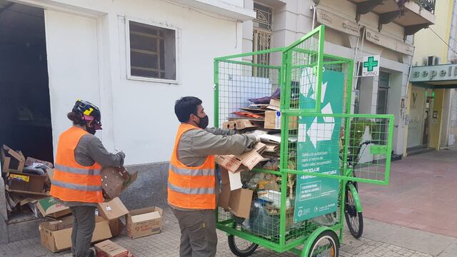Usan bicicletas eléctricas para buscar basura en el centro rafaelino