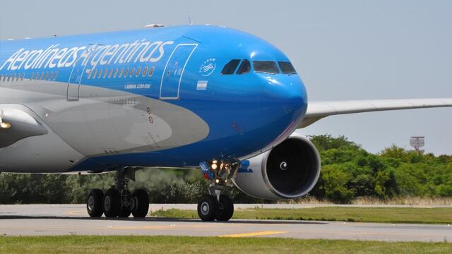 Vuelos reprogramados. Aquellos pasajeros que hayan adquirido su ticket a través de agencias de viajes u otros canales indirectos deberán realizar la gestión por esa misma vía. (Aerolineas Argentinas)